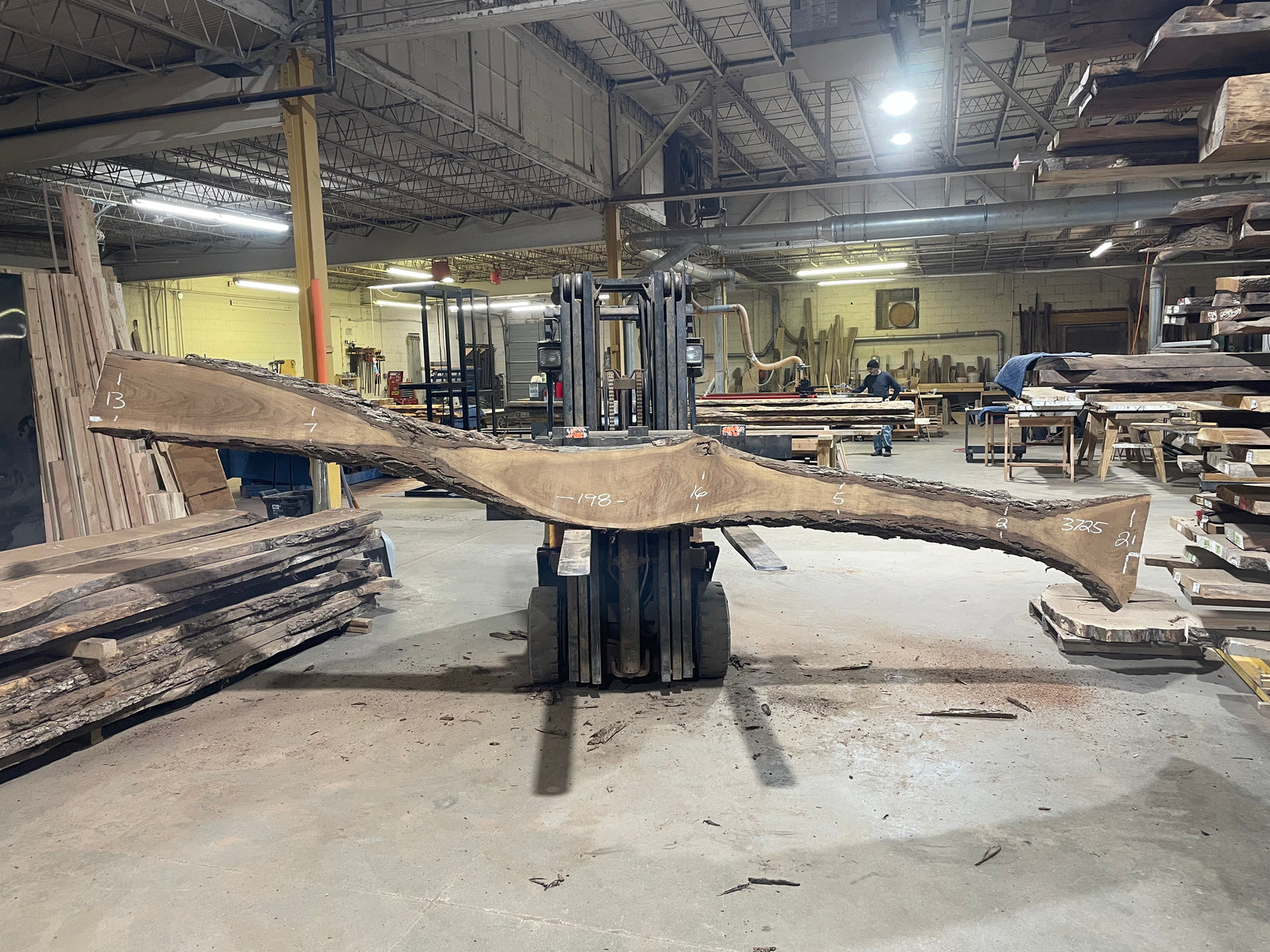 BLACK WALNUT (3725) 198” L x 2"-21” W x 2.5”