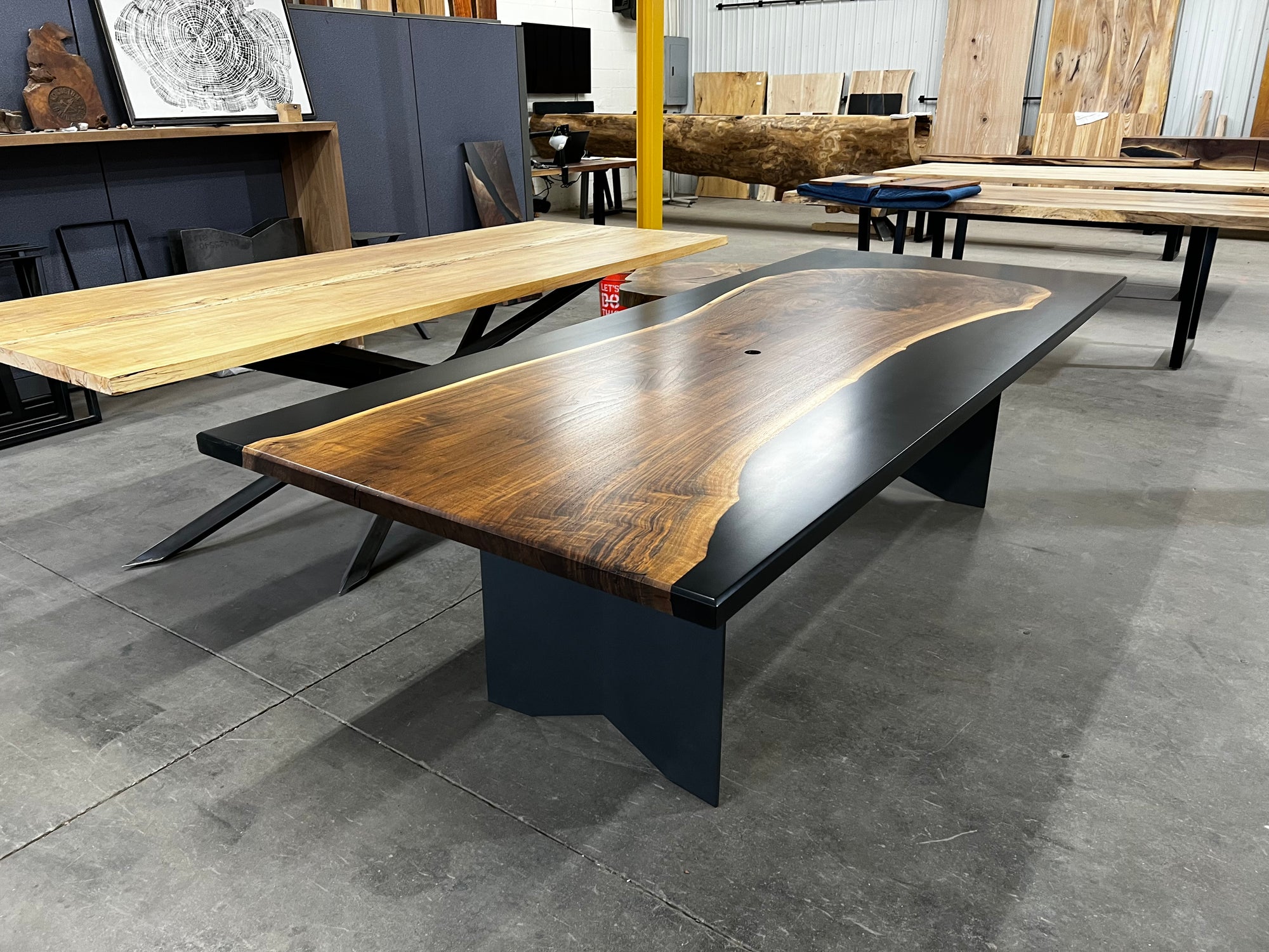 New Hot Sale Black and Wood Epoxy Dining Table Black Walnut Wood